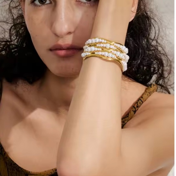 ZARA Big cuff wide bracket. 
Gold and White Pearl Bracelet - Picture 11 of 16